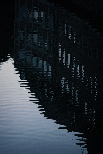 Wasserspiegelung in der Pegnitz I