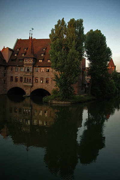 Wasserspiegelung in der Pegnitz II