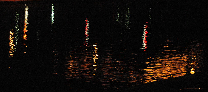 Lichtreflexionen auf dem Wasser
