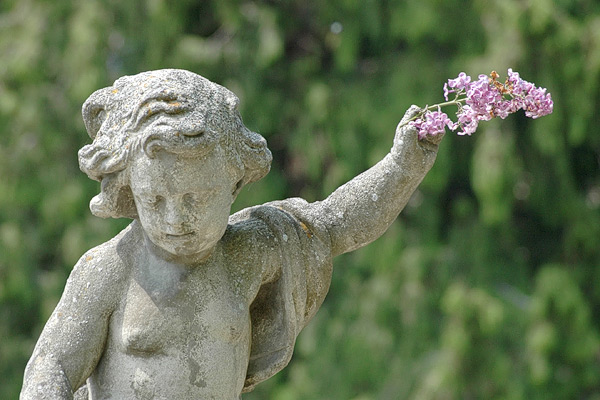 Statue mit Blume