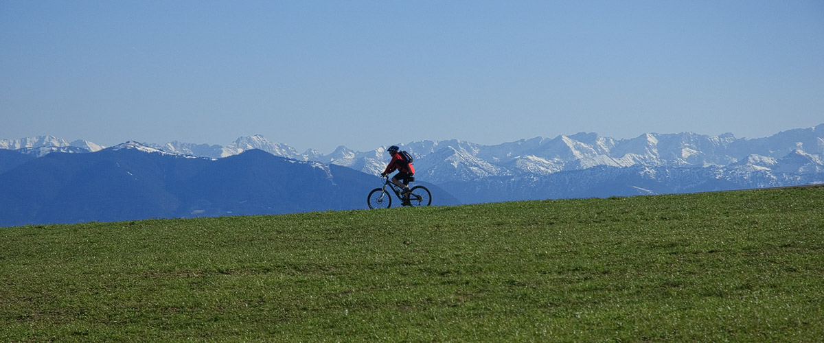 Der Mann, der Berg, das Rad und die Ferne