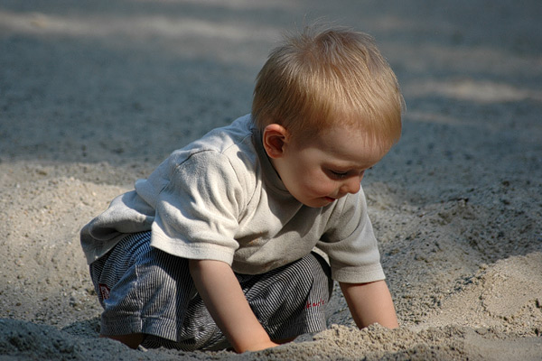 Simon gräbt im Sand