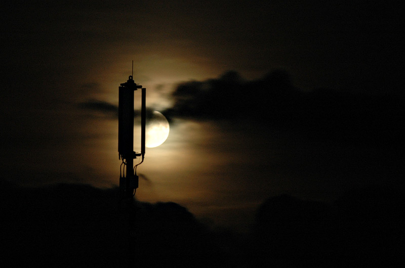 Mondaufgang hinter dem Antennenmast