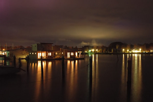 Hausboote bei Nacht