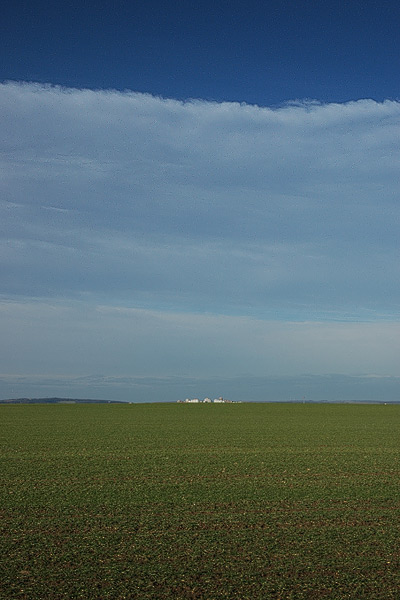 Ferne Stadt im Grün