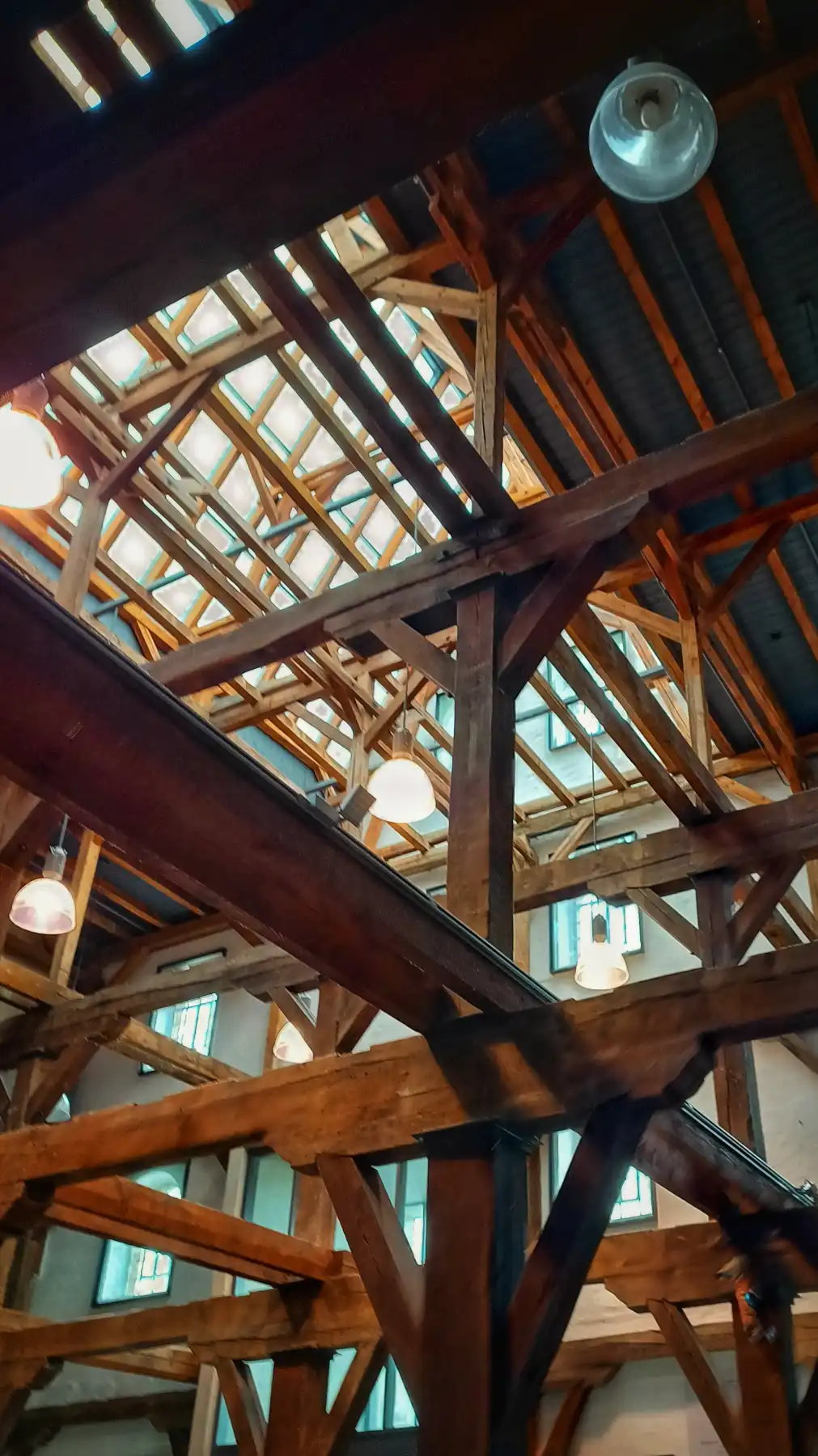 Die Kathedrale der Holzgeister – wo Balken flüstern und Licht sich verliert