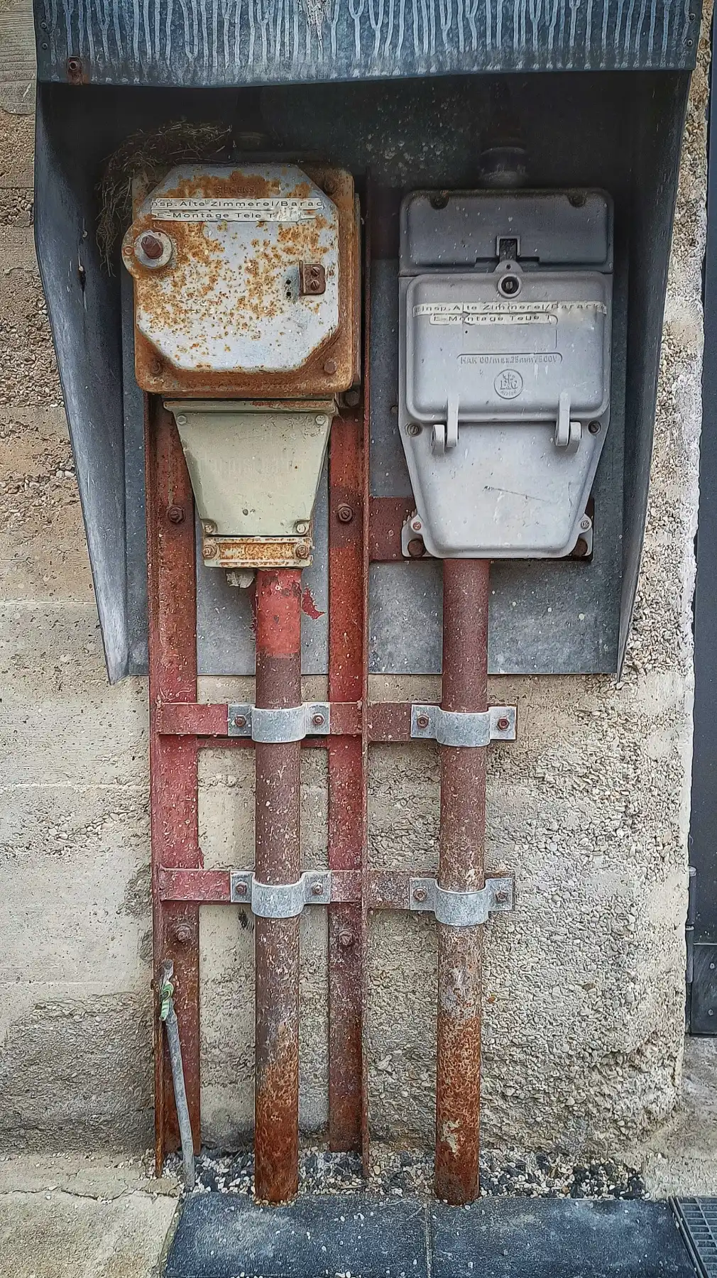 Die vergessenen Wächter der Rostwüste – wo Metallmonumente auf ihre letzte Mission warten