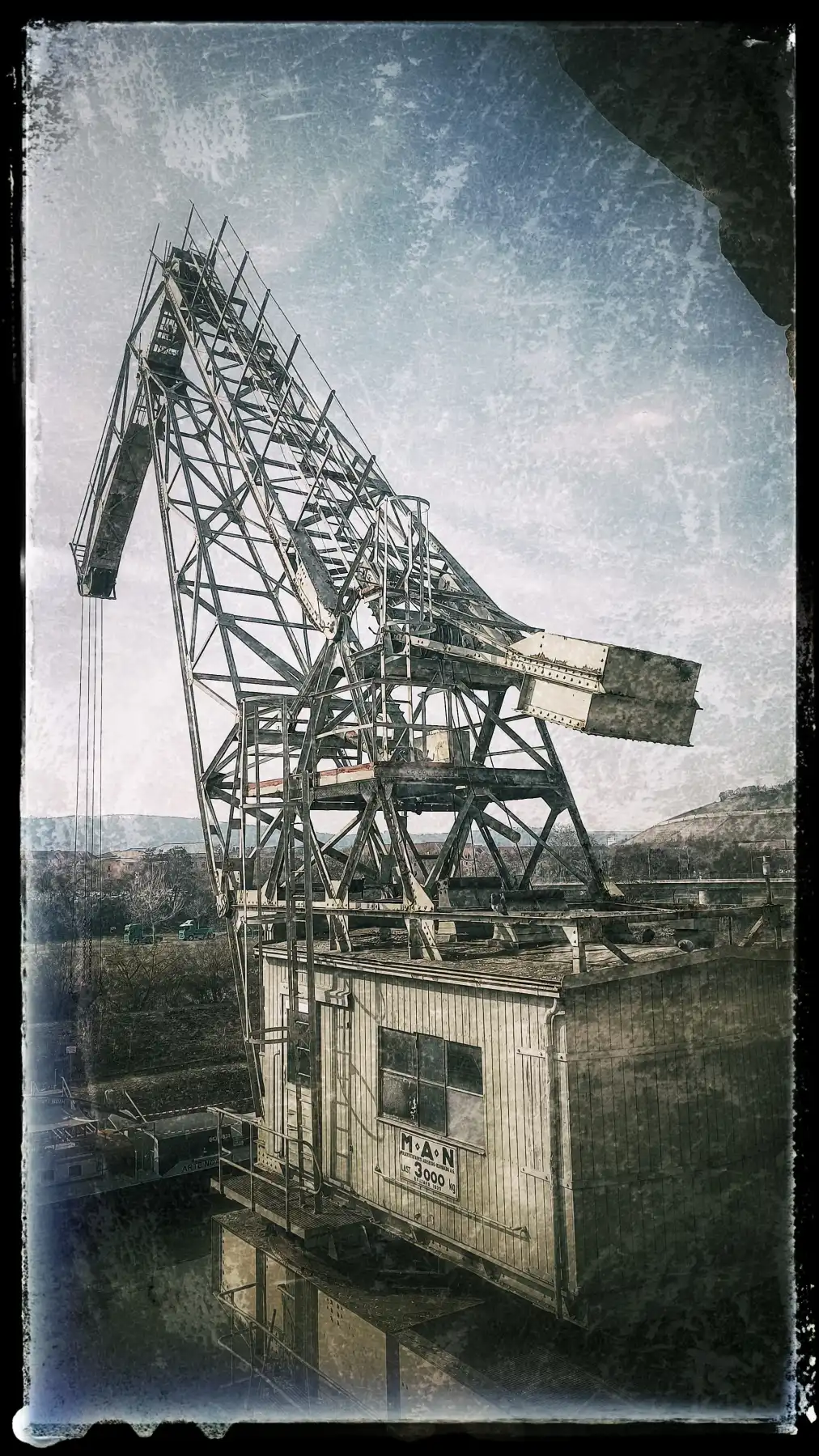 Der schiefe Riese von Rustyville – oder: Wenn der Kran zum Bergsteiger wird