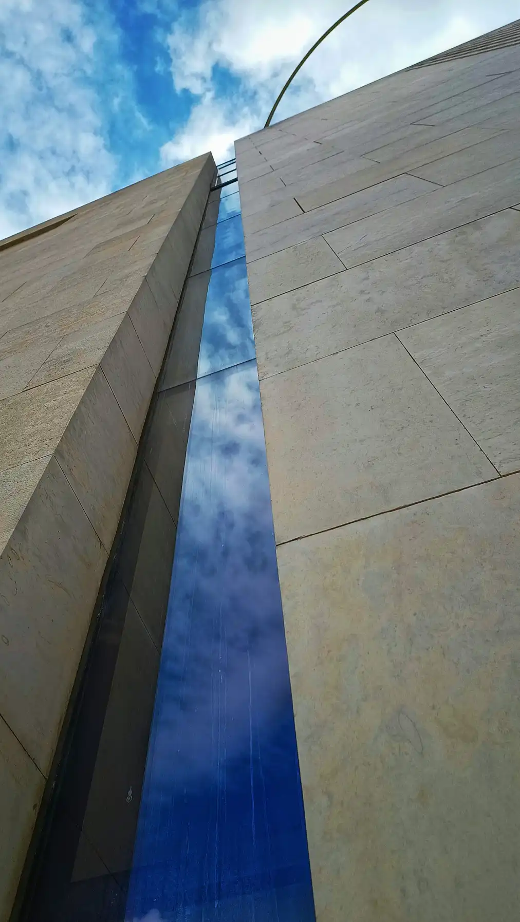 Die schiefen Zwillinge: Wo der Himmel eine Rutschbahn für Wolkenwellen wird