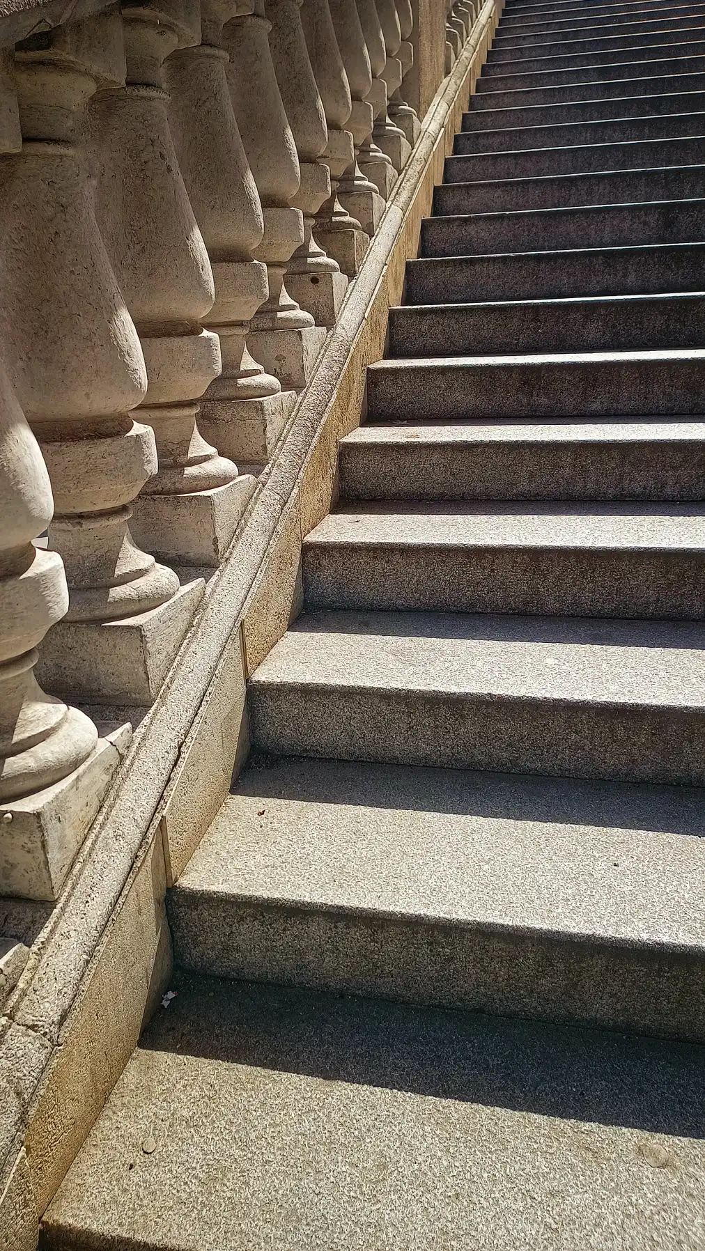 Die schwebenden Säulen des Titanen – oder: Warum die Treppe zum Himmel flüstert