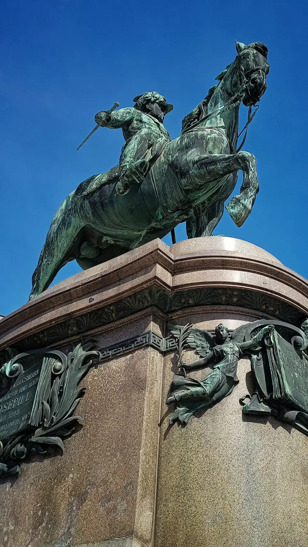 Der schwebende Ritter und sein steinerner Wolkenreiter
