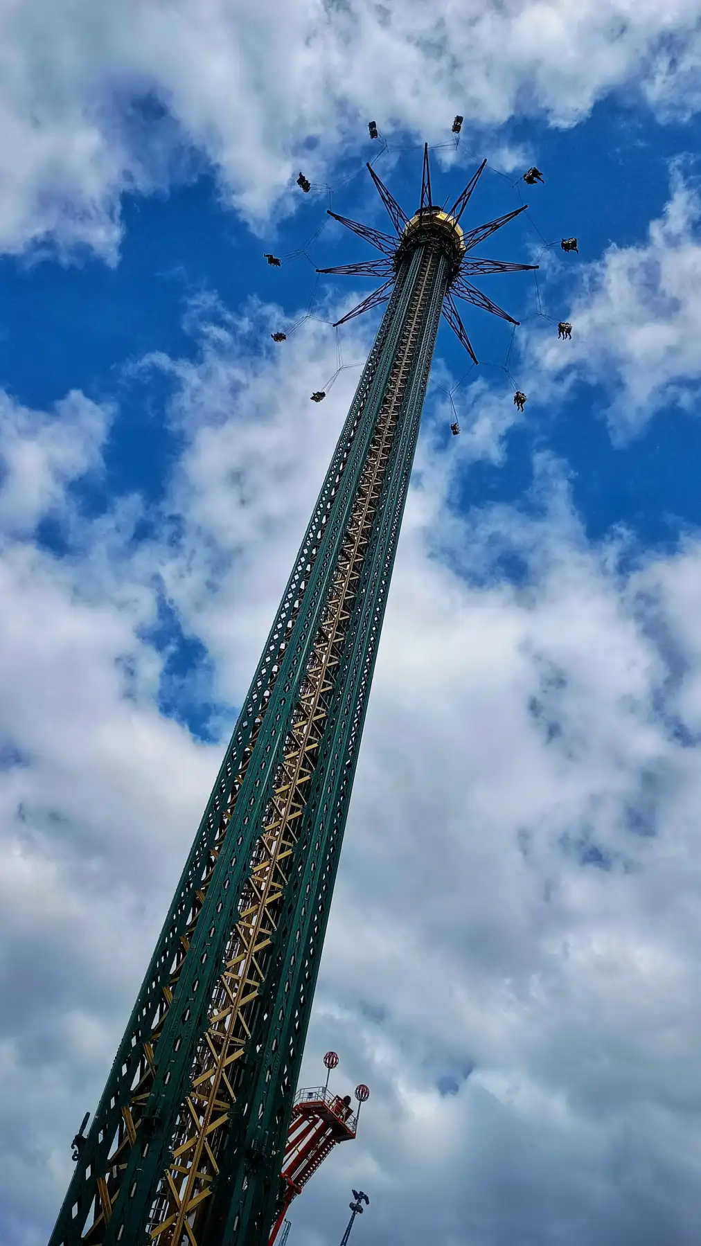 Die Riesen-Spinne von Cloudtopia: Wie Achterbahn-Giganten die Wolken umarmen