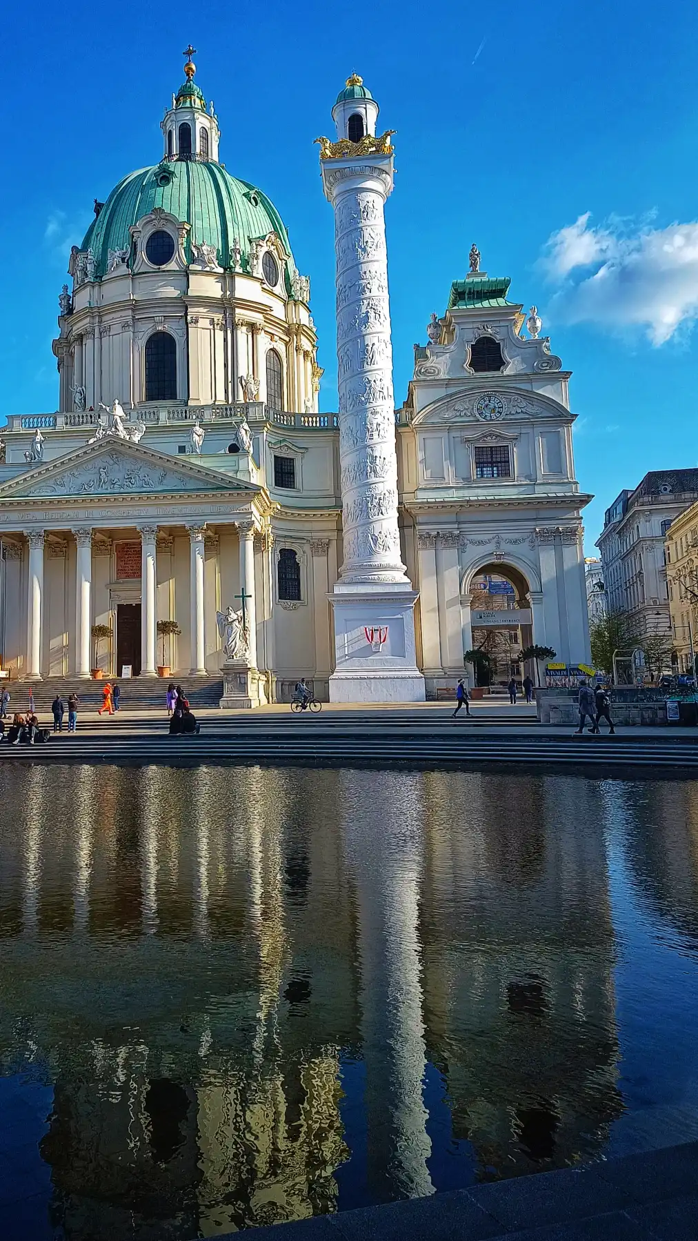 Der schwebende Marmorwächter über dem Spiegel der Ewigkeit – oder: Warum Karl der Große seine Sonnenbrille verlor