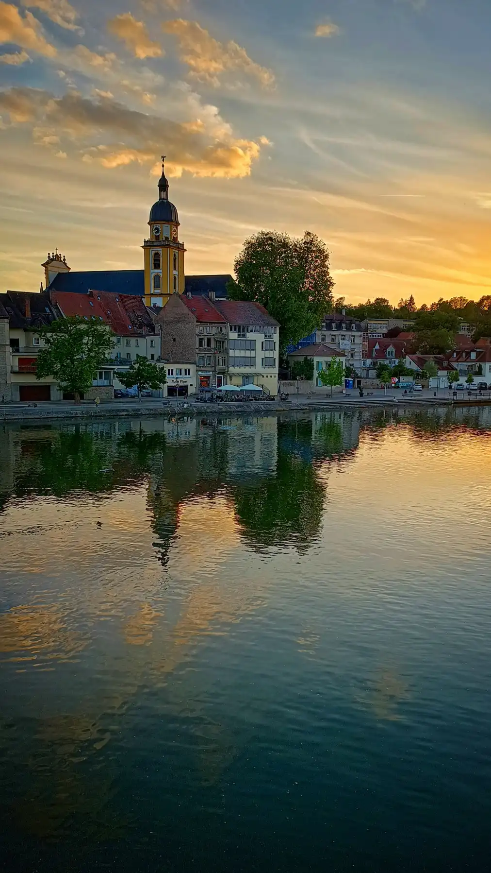 Der schwebende Uhrturm und die flüssige Zeit – als hätte jemand die Stadt in einen goldenen Spiegel geworfen