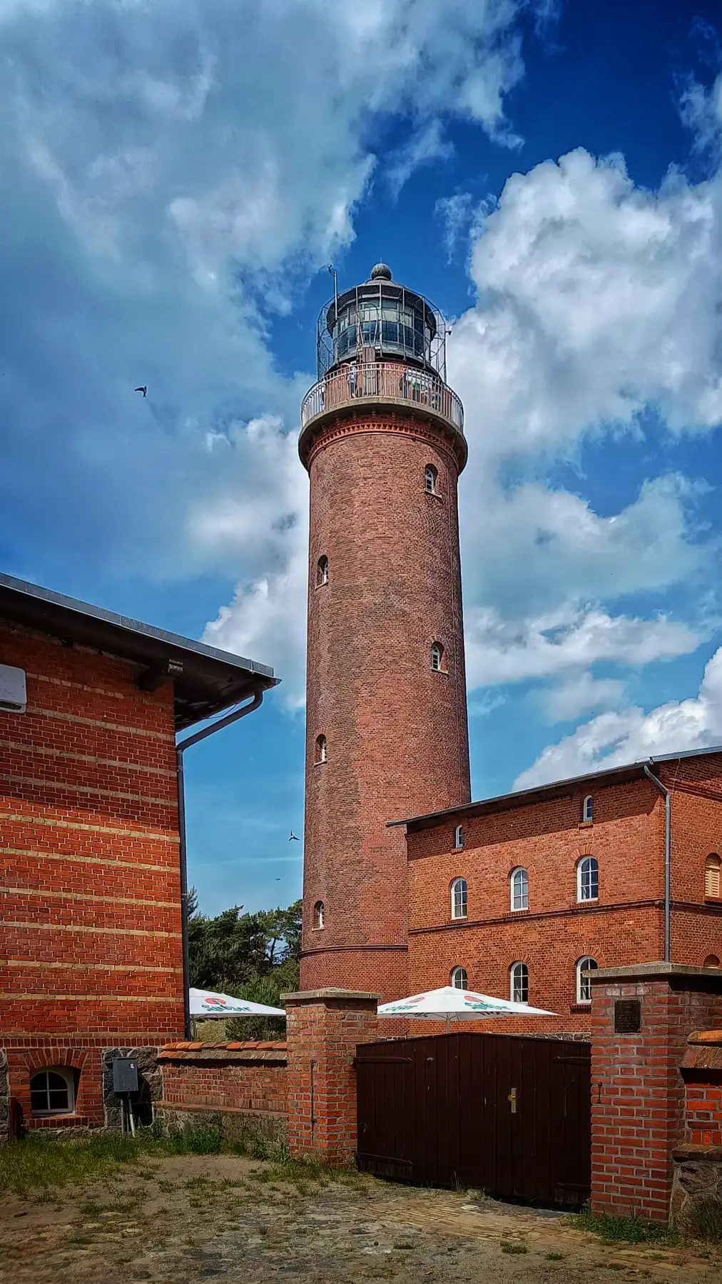 Der Riese aus Backstein flüstert den Wolken seine Leuchtgeheimnisse zu
