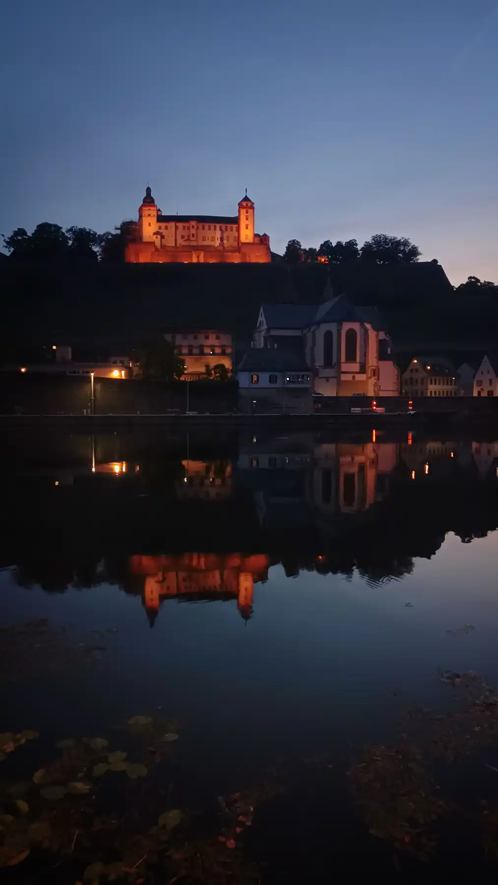 Die schwebende Festung der Nacht – oder: Warum der See heute zum Spiegel der Mondgötter wurde