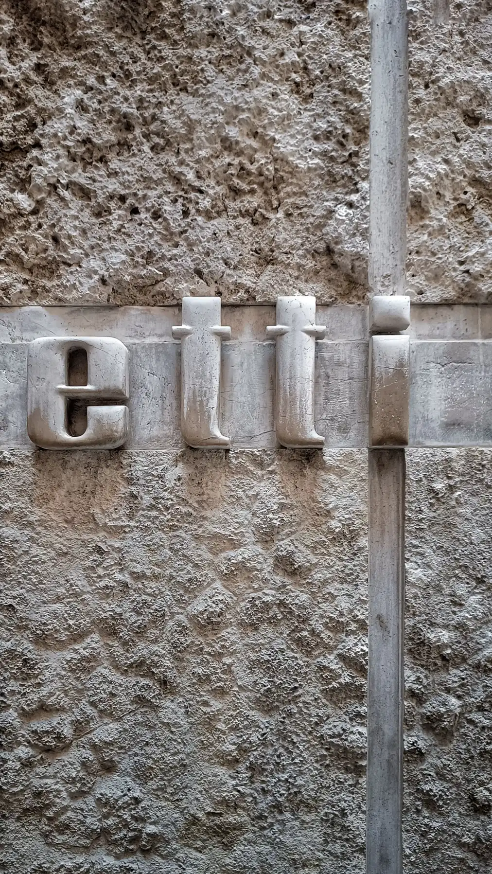 Die vergessene Schrift der Titanen – oder: Warum Buchstaben plötzlich Bergketten bauen